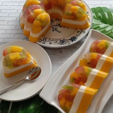 Puding Mangga, Jelly Desserts, Sistem Pencernaan, Amazing Food Decoration, Jello Recipes, Salad Recipes For Dinner, Sweet Recipes Desserts, Pudding Desserts, Food Displays