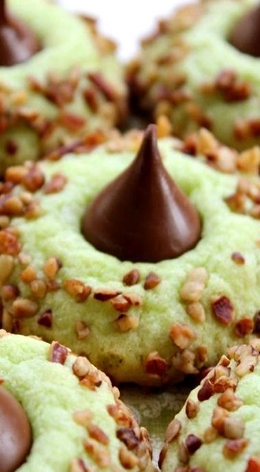 Pistachio Kiss Pudding Cookies Piping Cookies, Pistachio Pudding Cookies, Moroccan Cookies, Pistachio Dessert, Instant Family, Pistachio Recipes, Pistachio Cookies, Kiss Cookies, Cookie Table