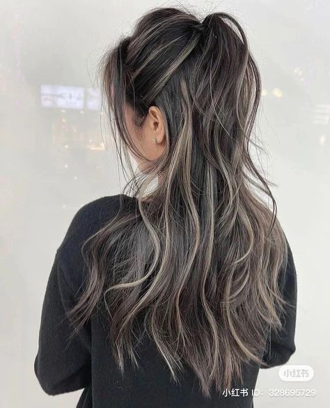 Rambut Brunette, Black Hair Balayage, Hair Color Underneath, Brown Hair Looks, Brown Hair Inspo, Brunette Hair With Highlights, Hairstyle Tutorials, Balayage Hair Dark, Hair Streaks