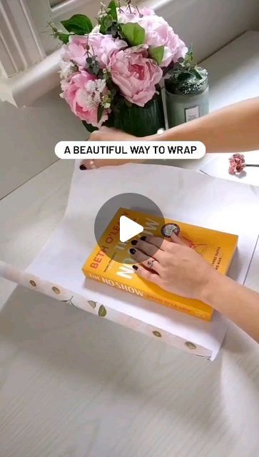 How To Wrap Books As Gifts Presents, Effective Spaces, Pretty Gift Wrapping Ideas, Gift Wrapping Techniques, Creative Gift Wraps, Gift Wrapping Inspiration, How To Wrap, Book Wrap, Gifts Wrapping Diy