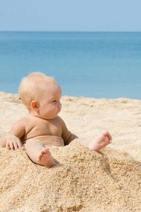 9 Things To Know Before Your First Holiday With A Baby Baby Beach Photos, Baby Vacation, 2 Month Old Baby, Baby Fotografie, Newborn Hacks, Before Baby, Foto Baby, Beach Baby, Shooting Photo