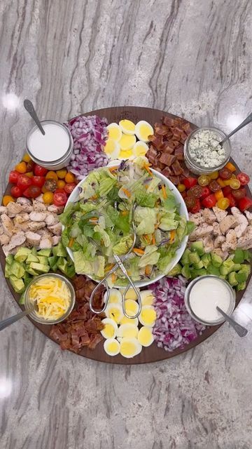 Budget Salad, Salad Board, Salad Buffet, Chef Salad, Charcuterie Inspiration, Dinner Party Recipes, Charcuterie Recipes, Veggie Tray, Board Inspiration