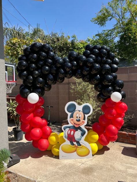 Mickey Mouse balloon backdrop with mickey prop for photos. Chexk out our work on IG @chicpinkpetals_de Mickey Mouse Backdrop, Minnie Birthday Invitations, Mickey Mouse Balloon, Γενέθλια Mickey Mouse, Mickey Mouse Theme Party, Mickey Mouse Birthday Theme, Mickey Mouse Birthday Decorations, Mickey 1st Birthdays, Mickey Mouse Birthday Cake