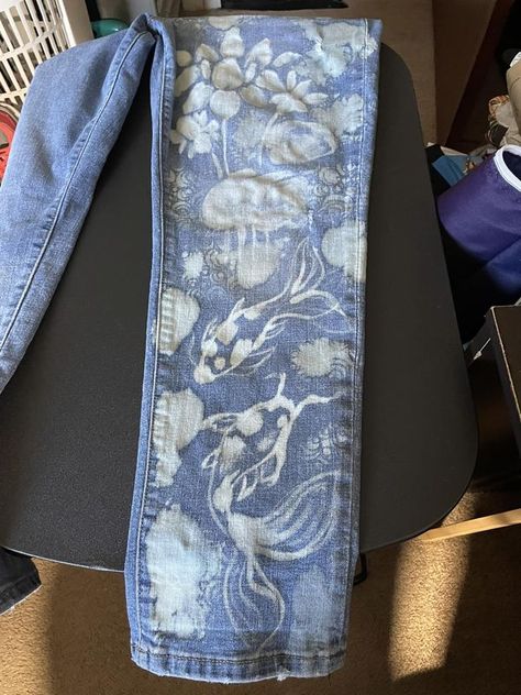 Bleach Painting On Jeans, Bleach Painting Jeans Ideas, Clothes Painted With Bleach, Bleach Art On Jeans, Diy Bleached Jeans, Bleach Painting Grunge, Bleach Denim Diy, Bleach Art On Clothes, Painting With Bleach On Denim