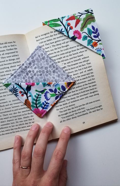 How To Make Quick & Easy Fabric Book Marks - Fabric Book Marks, Summer Mantle, Costura Diy, Scrap Quilt, Christmas Ornament Pattern, Book Marks, Fabric Ornaments, Small Sewing Projects, Fabric Christmas Ornaments