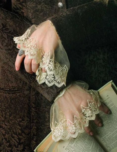 Gaun Abad Pertengahan, Yennefer Of Vengerberg, Lace Cuffs, Linens And Lace, Historical Fashion, Fashion Details, Classic Art, Henna, Personal Style