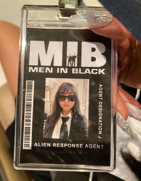 Men In Black Photoshoot Ideas, Men In Black Name Tag, Men In Black Girls Costume, Mib Aesthetic, Nail Inspo Men, Man In Black Costume, Halloween Inspo Outfit, Halloween Costumes Man, Men In Black Costume Ideas