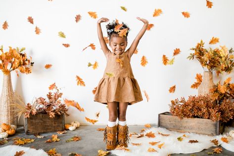 Fall Photo Studio Ideas, Indoor Fall Mini Session Ideas, Fall Photography Studio, Studio Fall Photoshoot, Studio Fall Mini Sessions, Autumn Studio Photoshoot, Set Halloween Fotografia, Indoor Fall Photoshoot, Halloween Studio Photoshoot