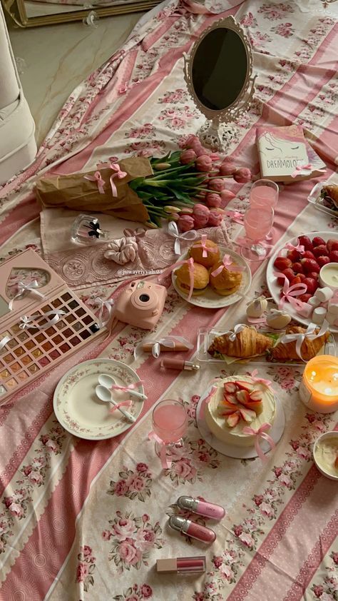 Coquette Picnic, I Had A Dream, Picnic Inspiration, Picnic Decorations, Picnic Birthday, Garden Party Birthday, Picnic Date, Birthday Planning, Mini Donuts