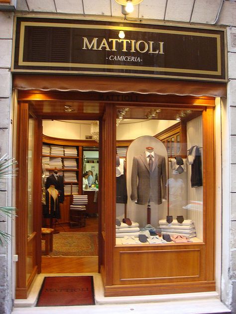 Tailor Shop Exterior Design, Small Tailoring Shop Interior Design, Tailor Shop Interior, Tailor Shop Design, Tailoring Shop Interior Design, Mens Store Display, Tailor Store, Shoe Store Design, Shopping In Italy