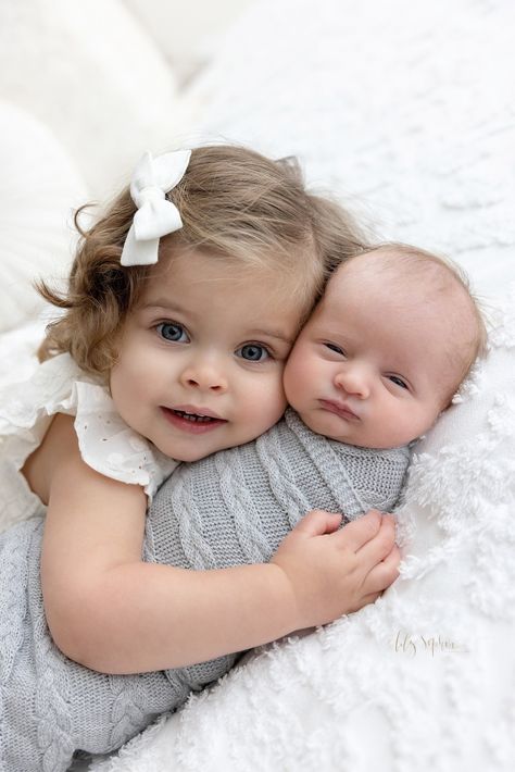 Sibling Photo Newborn, Newborn Photography With Mom And Sibling, Newborn Photography With Big Sister, Newborn Baby Sibling Photography, Sibling Photo With Newborn, Sisters Newborn Photography, Sister Newborn Photography, Newborn Pictures At Home With Sibling, Twins And Sibling Photography