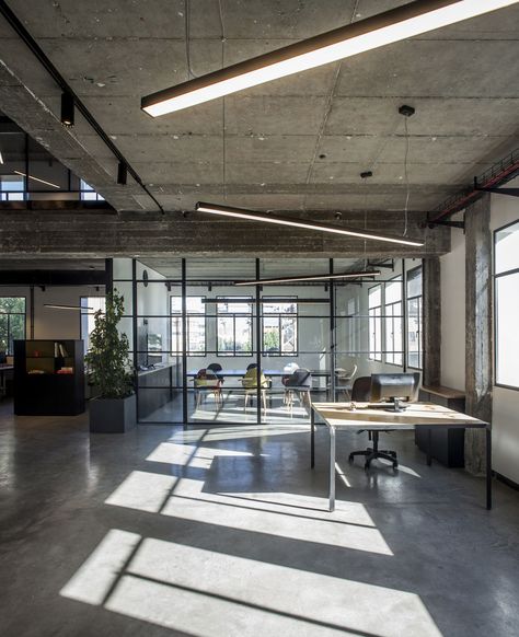 ROY DAVID · BUREAUX PERSONETICS · Divisare Modern Office Lighting, Industrial Office Space, Design Interior Modern, Office Lighting Design, Industrial Office Design, Modern Office Space, Loft Office, Modern Office Decor, Designer Decor