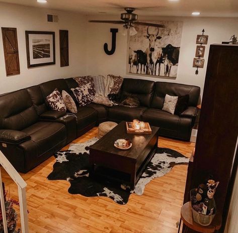 Cute Western Living Room Ideas, Pampas Grass House Decor, Western Living Room With Sectional, Cowhide Rug On Carpet, Old Western Living Room Rustic, Western Themed Living Room Decor, Western Living Room With Black Couch, Black Couch Western Living Room, Hunter Living Room Ideas