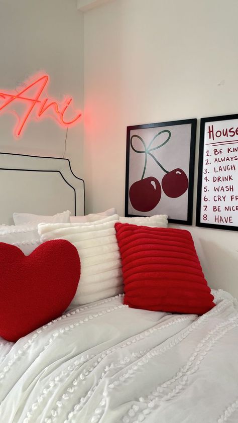 such cool dorm room inspo in this queen of hearts room! brooklyn cool girl vibes + natural lighting + red accents + fun posters + thrifty girl aesthetic! can't wait for my roommate and i to decorate our dorm room like this in college! Red Dorm Room Ideas, Red Dorm Room, Red Dorm, Cool Dorm, Dorm Room Inspo, Fun Posters, Cool Dorm Rooms, Girls Dorm Room, Bedroom Red