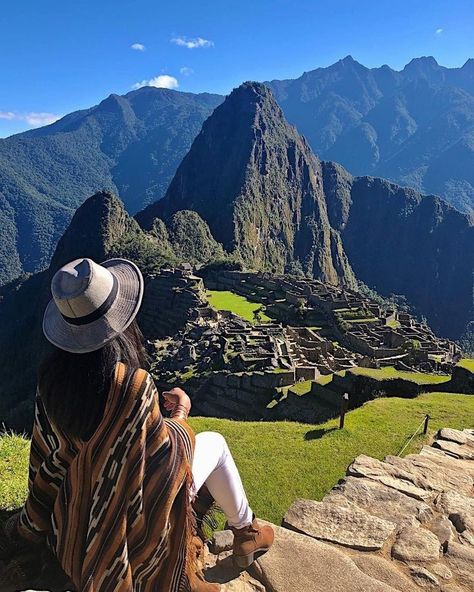 Machu Picchu Outfit, Cusco Travel, Travel Pose, South America Destinations, Machu Picchu Peru, Cusco Peru, Peru Travel, Foto Poses, Travel South