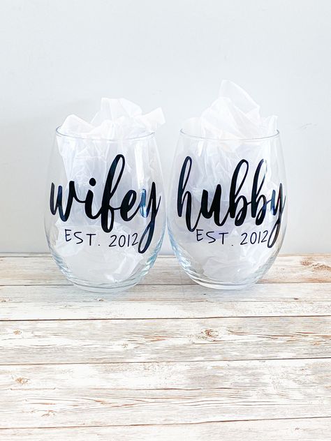 Wedding Glasses Cricut, Wedding Gift Cricut, Cricut Wedding Gifts, Cricut Wedding Gift Ideas, Anniversary Wine Glasses, Customized Wine Glasses, Couples Wine Glasses, Wine Glass Vinyl, Bride Wine Glass