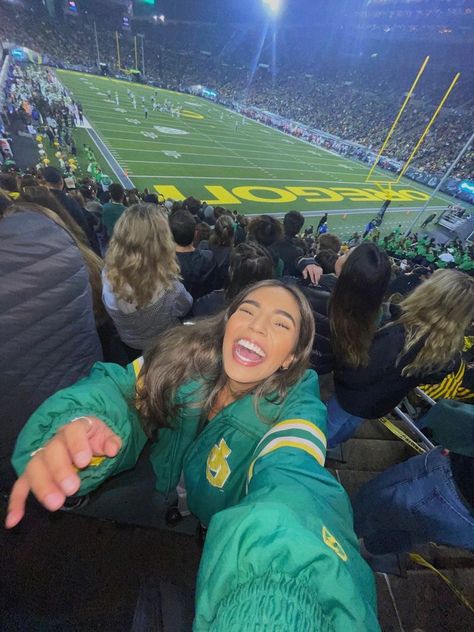 Nfl Game Photo Ideas, College Mom Aesthetic, Nfl Game Picture Ideas, Game Day Picture Poses, College Dream Life, Football Game Picture Ideas, College Aesthetic Photos, Game Day Photo Ideas, Dream College Life Aesthetic