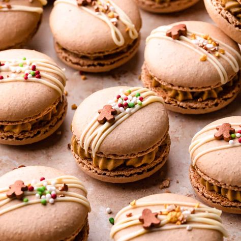 Gingerbread Macarons Chocolate Peppermint Macarons, Ginger Bread Macarons, Peppermint Macarons Recipe, Gingerbread Macarons Recipe, Sugar Cookie Macarons, Winter Macaron Flavors, Holiday Macarons Flavors, Christmas Macarons Recipe, Cute Macaron Ideas