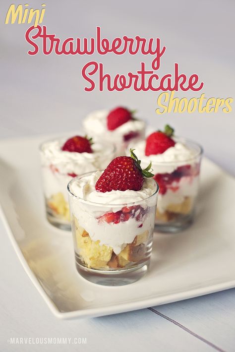 Chocolate Covered Desserts Ideas Treats, Strawberry Shortcake Shooters, Shortcake Shooters, Kitty Recipes, Sara Lee Pound Cake, Mini Strawberry Shortcake, Desserts Nutella, Dessert Shooters Recipes, Shot Glass Desserts