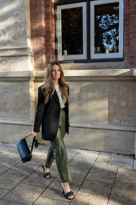 how to wear an oversized blazer with leather pants. Green Leather Cargo Pants Outfit, Coloured Leather Pants, Leather Green Pants Outfit, Army Green Leather Pants Outfit, Chic Green Outfit, Green Pantalon Outfit Women, Green Leather Pants Outfit Winter, Green Leather Trousers Outfit, Green Pants Office Outfit