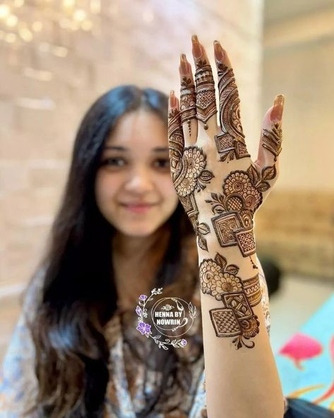 simple and easy back hand mehndi design with flowers Mandhi Design For Girl, Flower Mehandi Designs, Easy Back Hand Mehndi, Flower Mehndi Designs, Back Side Mehndi Design, Side Mehndi Design, Back Side Mehndi, Rajasthani Mehndi, Back Hand Mehndi Design