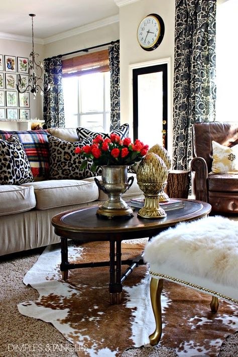 Fall Inspired Living Room, Sala Vintage, Balinese Decor, Afternoon Delight, Casas Coloniales, Living Room Design Inspiration, Inspired Living, Trendy Home, Round Rug