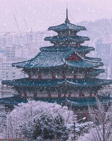 Korean Adventure on Instagram: “Has it snowed yet in the place you live?⁣⁣ ⁣⁣ Tag a friend who would love to visit Korea in winter!⁣⁣⁣⁣ ============================⁣⁣⁣⁣ 📷…” Korea In Winter, Visit Korea, Korea Winter, Gyeongbokgung Palace, Korean Wave, Korea Travel, Seoul South Korea, Tag A Friend, Geography