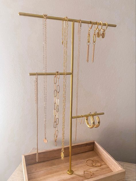 Diy Jewelry Stand, Simple Elegant Jewelry, Jewellery Holder, Diy Jewelry Display, Modern Gold Jewelry, Jewelry Rack, Jewelry Hanger, Jewelry Aesthetic, Gold Bangles Design