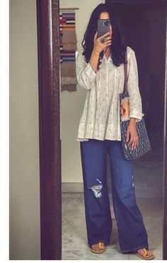 Kurti With Jeans, Trendy Outfits Indian, Fest Outfits, Simple Kurta Designs, Desi Fashion Casual, Casual Indian Fashion, Casual College Outfits, Traditional Indian Outfits, Trendy Dress Outfits