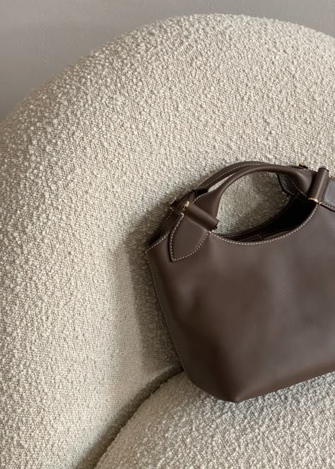 Beige Aesthetic Fashion, Fashion Editorial Photography, Organic Photography, Photography Bags, Brown Leather Handbag, Aesthetic Bags, Photo Bag, It Bag, Handbag Organization