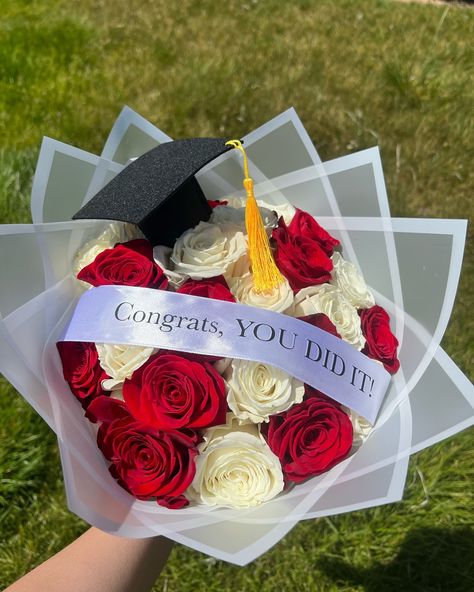 Example of a 24 stem Red & White rose bouquet! Place those graduation orders! 🎓 Don’t show up empty handed 💐🫶🏼 Dm @lilyyscreations for an estimate/quote! Customized bouquets are welcomed! 🤍🎓 24 Rose Bouquet, Mini Graduation Bouquet, Graduate Flower Bouquet, Graduation Bouquet Ideas Flowers, Bouquet Of Flowers Graduation, Bouquet Of Flowers For Graduation, Graduation Roses Bouquet, Grad Flowers Bouquet, White Red Bouquet