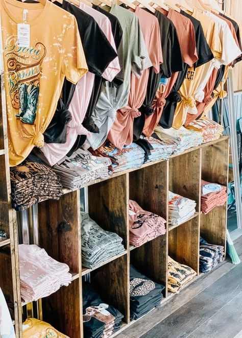 T Shirts Display Ideas, T Shirt Craft Show Display, Boutique Shirt Display, Trailer Vendor Booth, Clothing Boutique Interior Design Display Ideas, Diy Clothing Display Ideas, Window Display Design Creative Boutique, Boutique Furniture Ideas, At Home Boutique Ideas