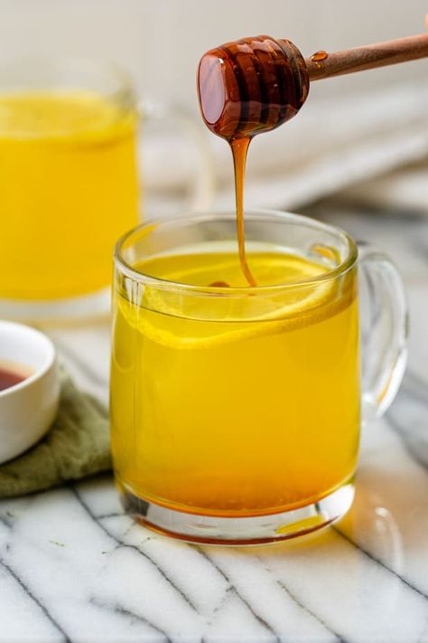 This healthy Ginger Turmeric Tea only takes minutes to make and it's bursting full of anti-inflammation healing properties - perfect for the cold/flu season Starbucks Medicine Ball Recipe, Ginger Turmeric Tea, Ginger Candy, Turmeric Tea Recipe, 1000 Calorie, Fresh Turmeric, Anti Inflammation, Turmeric Tea, Ginger Turmeric