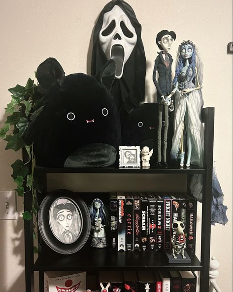 Goth Shelf, Corpse Bride Tim Burton, Goth Bedroom Ideas, Horror Room, Gothic Decor Bedroom, Goth Bedroom, Gothic Room, Dark Home Decor, Goth Home