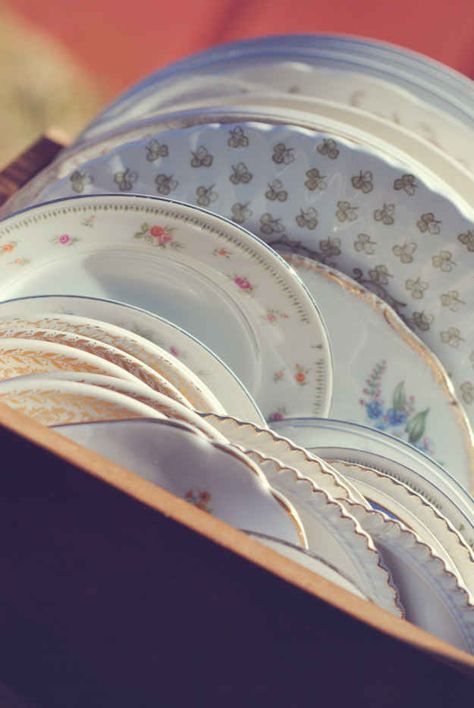 18 Ways Real People Had Their Dream Weddings For $5,000 Or Less thrift store China Wedding Plates, Wedding Costs, Welding Art, Wedding Catering, Cheap Wedding, Wedding Food, Budget Wedding, Best Day Ever, Backyard Wedding