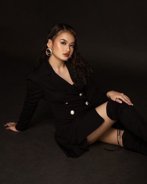 aesthetic black outfit Fierce Poses Models, Women Blazer Photoshoot Ideas, Female Blazer Photoshoot, Blazer Dress Photoshoot, Black Suit Women Photoshoot, Black Blazer Photoshoot, Photoshoot In Blazer Women, Blazer Photoshoot Women Black, Fierce Photoshoot