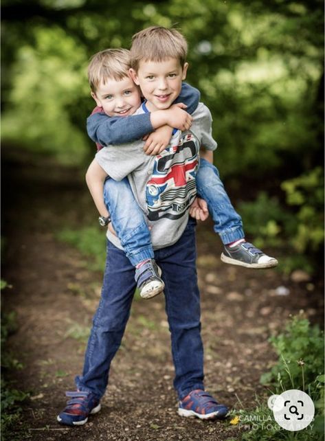 Brother Photo Ideas, Sibling Photography Poses, Brother Pictures, Sibling Photo Shoots, Composition Photo, Brothers Photography, Brother Photos, Sibling Pictures, Boy Photo Shoot