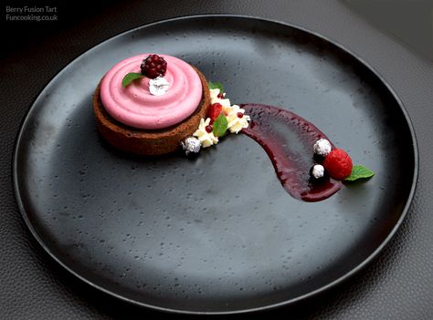 Dessert Plate Decoration, Berry Mousse, Berry Coulis, Fine Dining Desserts, Gourmet Food Plating, Plated Dessert, Plating Ideas, Cream Fresh, Dessert Presentation