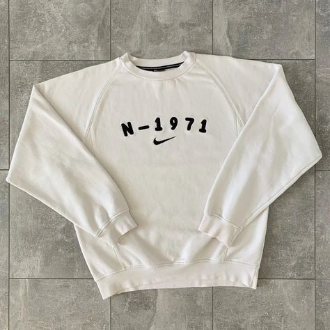 Rare Nike 🤍💙 Old Nike Aesthetic, Sweatshirt Ootd, Old Nike, Nike Aesthetic, Old Nikes, Ootd Instagram, Aesthetic Sweatshirt, Nike Vintage, Vintage Aesthetic