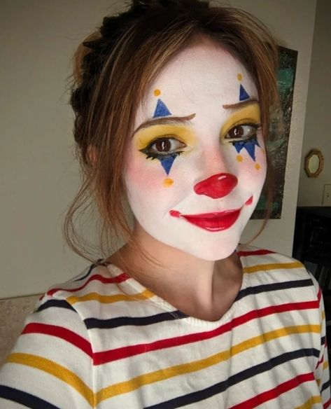 Clown Makeup Traditional, 80s Clown Makeup, Clown Makeup Lips, Red Clown Makeup Halloween, Funky Clown Makeup, Clown Makeup Happy, Dream Core Makeup, Clown Costume Simple, Clown Cute Makeup