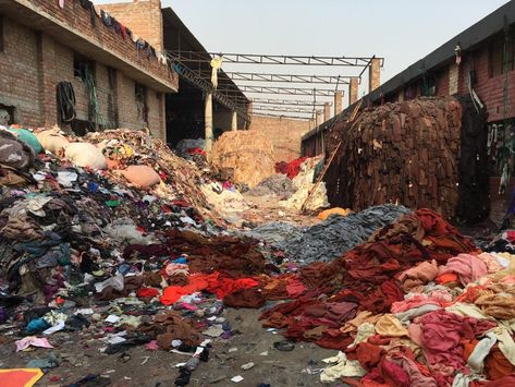 Fashion Landfill, Fashion Pollution, Fashion Waste, Marine Pollution, Afro Fashion, Ocean Pollution, Recycled Clothing, Art Magazine, World Economic Forum