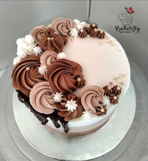 Chocolate Cream Cake Design, Chocolate Frosting Designs, Small Chocolate Birthday Cake Ideas, Chocolate And Vanilla Cake Decoration, Small Chocolate Cake Design, Chocolate Icing Cake Design, Vanilla Cake Design Ideas, Choc Cake Decoration Ideas, Small Cake Decorating Ideas