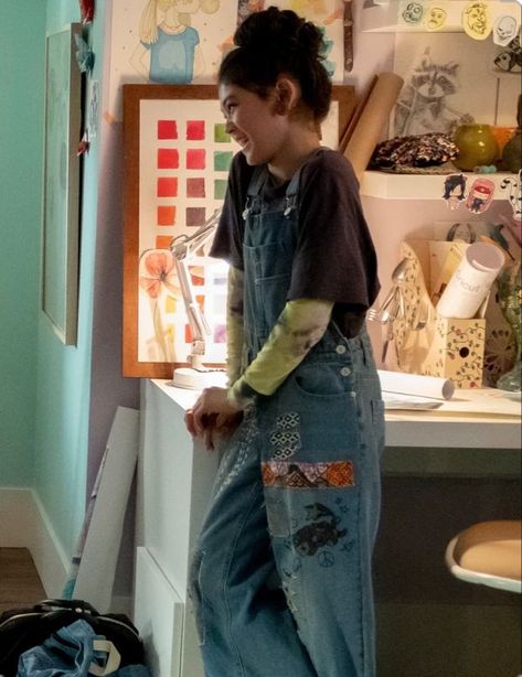 Art Overalls Outfit, Overalls And Headband, Overalls And Graphic Tee, Claudia Outfits Bsc, Weird 80s Fashion, Painter Clothes Aesthetic, How To Improve Your Clothing Style, Comiccon Outfit Casual, How To Dress Like Claudia Kishi