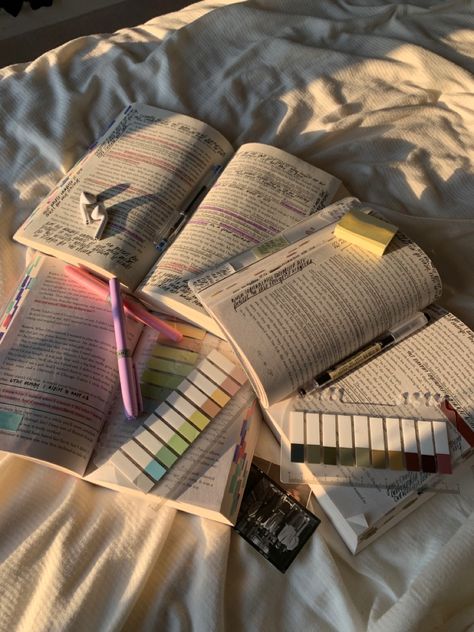 Book Annoting Aesthetic, Books Notes Aesthetic, Note Books Aesthetic, Note Book Aesthetic, Notes Psychology, Aesthetic School Notes, Book Annotation Tips, Annotating Books, Annotated Books