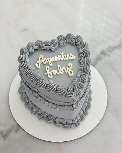 grey bb | Instagram Grey Birthday Aesthetic, Grey Cake Aesthetic, Grey Cake Ideas, 25 Cake Birthday, Silver Cake Ideas, Grey Birthday Cake, Gray Cake, Heart Cake Design, Grey Cake