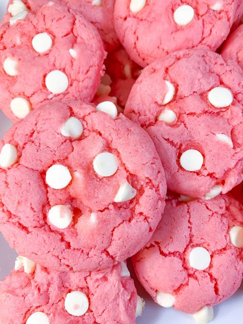 Strawberry Cake Cookies Pink Food Recipes, Strawberry Cookie Recipe, Egg White Cookies, Pink Sugar Cookies, Strawberry Cake Cookies, Ben Florian, Strawberry Cheesecake Cookies, Pink Baking, Strawberry Shortcake Cookies