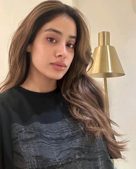 Instagram Photos Ideas, Jahnavi Kapoor, Brown Icons, Janvi Kapoor, Aesthetic Selfcare, Jhanvi Kapoor, Alia Bhatt Photoshoot, Ananya Panday, Janhvi Kapoor