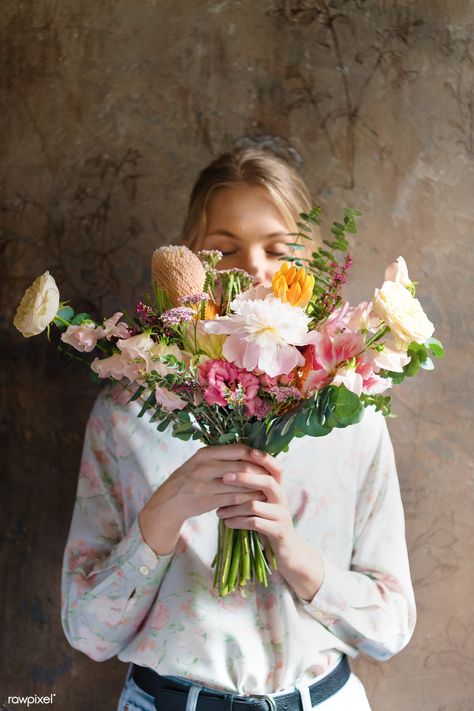 Person Holding Flowers, Woman With Bouquet Of Flowers, Woman Holding Flowers, Flower Shoot, Flower Portraits, Holding A Bouquet Of Flowers, Hands Holding Flowers, Woman Flower, Holding A Bouquet