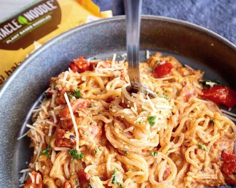 Low-Carb Spaghetti in Tomato Cream Sauce from Rachel! This is oh so good and easy to make with our Miracle Noodle Angel Hair!⁣ Easy Rice Noodle Recipes, Konjac Noodles Recipes, Shirataki Rice Recipes, Low Calorie Spaghetti, Shirataki Recipes, Miracle Noodles Recipe, Shirataki Noodles Recipes, Miracle Noodle, Keto Noodles