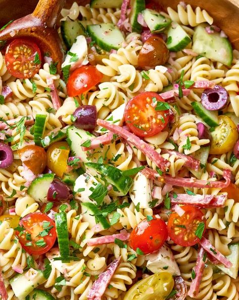 Easy Cold Pasta Salad, Easy Vacation Meals, Easy Bbq Side Dishes, Easy Italian Pasta Salad, Salad Appetizer Cups, Resep Pasta, Salads For A Crowd, Pasta Italiana, Resep Salad